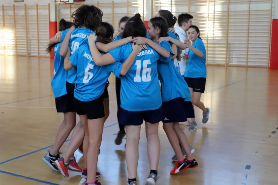 Znani Mistrzowie Gminy w Piłce Koszykowej - Igrzyska Młodzieży Szkolnej - zdjęcie 11