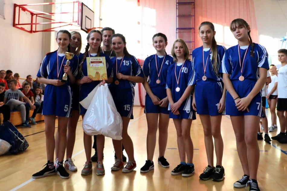 Znani Mistrzowie Gminy w Piłce Koszykowej - Igrzyska Młodzieży Szkolnej - zdjęcie 15