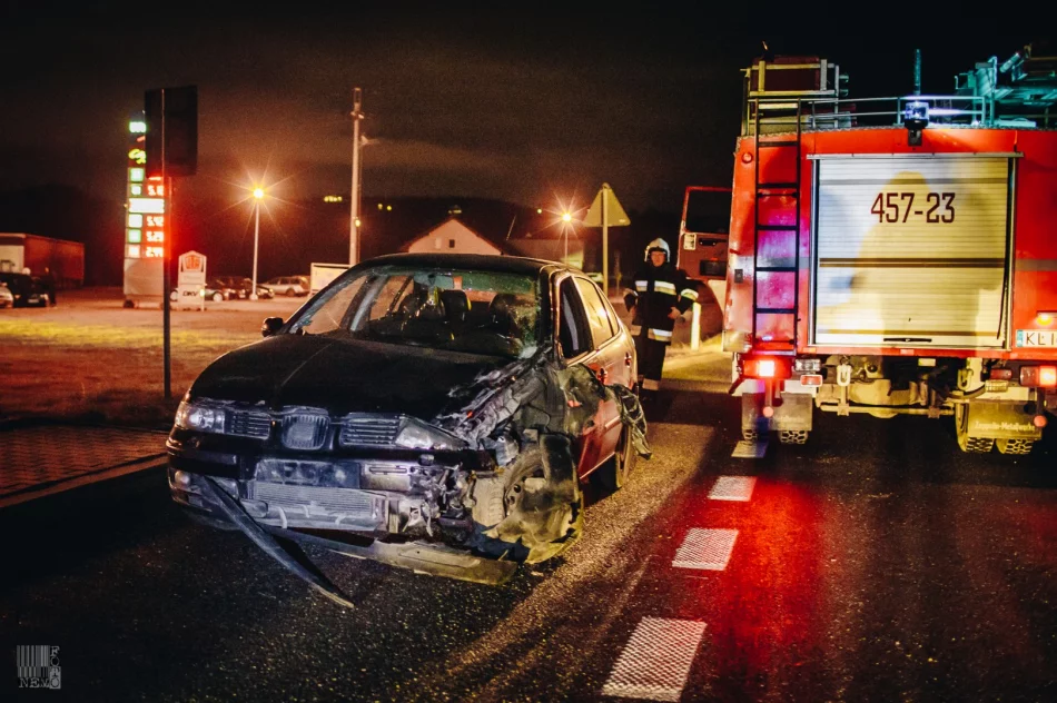 Zderzenie autobusu z samochodem osobowym na "krajówce" - zdjęcie 2