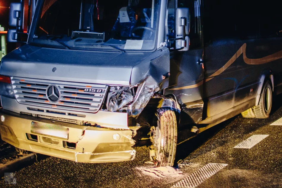 Zderzenie autobusu z samochodem osobowym na "krajówce" - zdjęcie 4