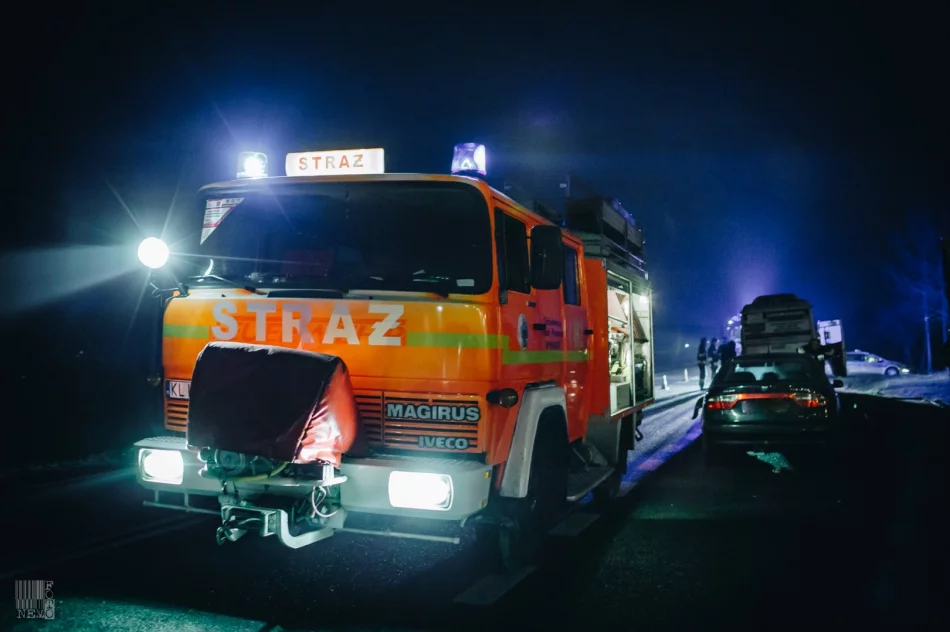 Zderzenie autobusu z samochodem osobowym na "krajówce" - zdjęcie 5