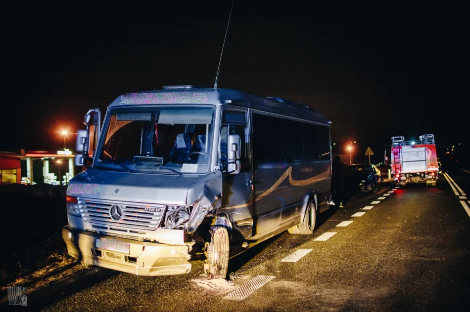 Zderzenie autobusu z samochodem osobowym na "krajówce" - zdjęcie 6