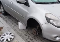 Z zaparkowanego samochodu skradli... przednie koła - zdjęcie główne