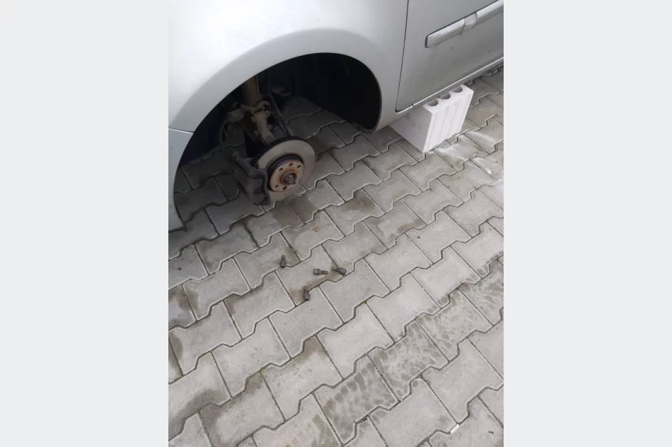 Z zaparkowanego samochodu skradli... przednie koła - zdjęcie 2