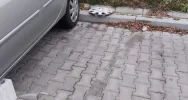 Z zaparkowanego samochodu skradli... przednie koła - zdjęcie 4