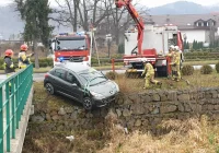 Samochód wpadł do koryta potoku w centrum miejscowości - zdjęcie główne