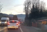 Z busa odpadło koło - korki na wjeździe do Limanowej - zdjęcie główne