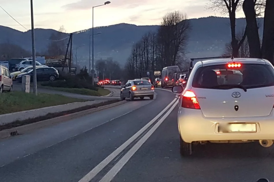 Z busa odpadło koło - korki na wjeździe do Limanowej - zdjęcie 2