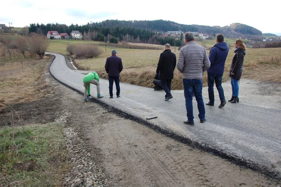Odebrano drogę gminną w Kaninie i Pisarzowej - zdjęcie 3