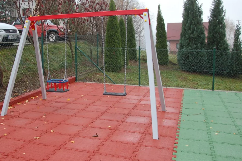 Przy świetlicy w Walowej Górze powstał plac zabaw - zdjęcie 2