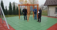 Przy świetlicy w Walowej Górze powstał plac zabaw - zdjęcie 3