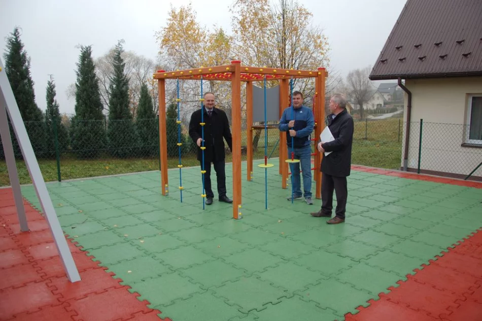 Przy świetlicy w Walowej Górze powstał plac zabaw - zdjęcie 3