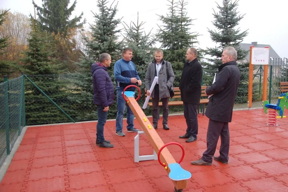 Przy świetlicy w Walowej Górze powstał plac zabaw - zdjęcie 4