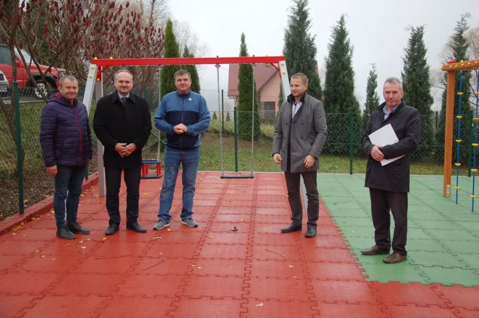 Przy świetlicy w Walowej Górze powstał plac zabaw - zdjęcie 5