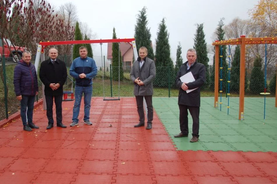 Przy świetlicy w Walowej Górze powstał plac zabaw - zdjęcie 6