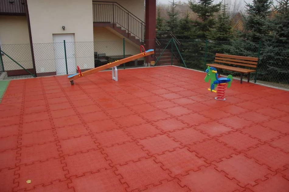 Przy świetlicy w Walowej Górze powstał plac zabaw - zdjęcie 7