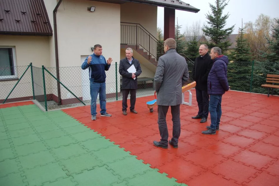 Przy świetlicy w Walowej Górze powstał plac zabaw - zdjęcie 8