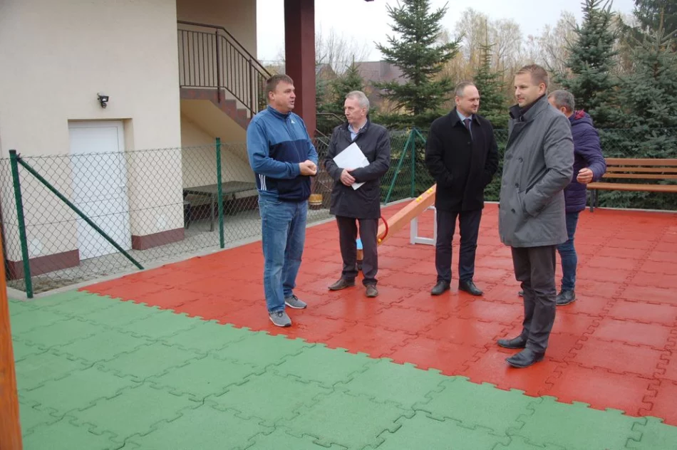 Przy świetlicy w Walowej Górze powstał plac zabaw - zdjęcie 9
