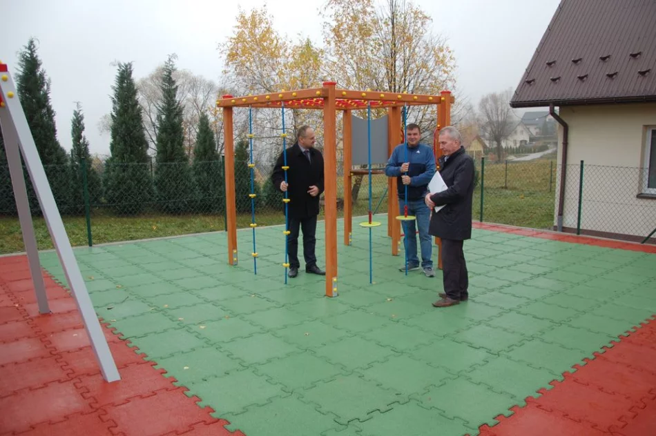 Przy świetlicy w Walowej Górze powstał plac zabaw - zdjęcie 10