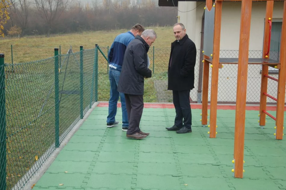 Przy świetlicy w Walowej Górze powstał plac zabaw - zdjęcie 11