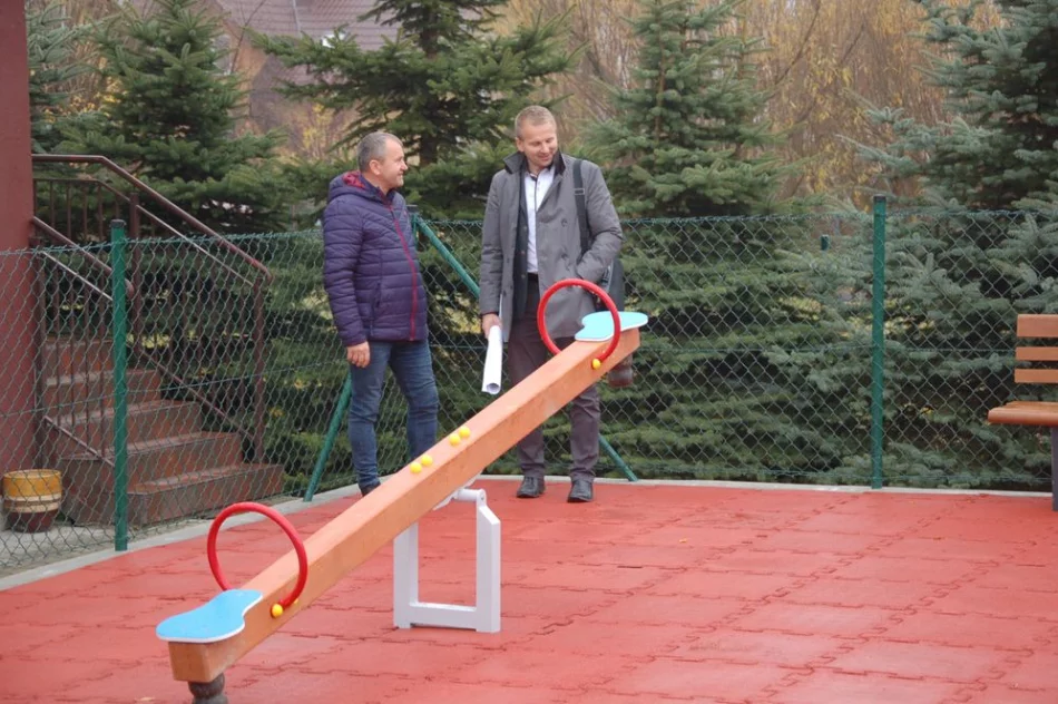 Przy świetlicy w Walowej Górze powstał plac zabaw - zdjęcie 12