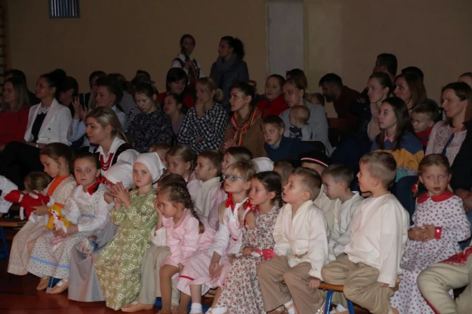 20 lat dziecięcego zespołu kultywującego lokalny folklor - zdjęcie 6