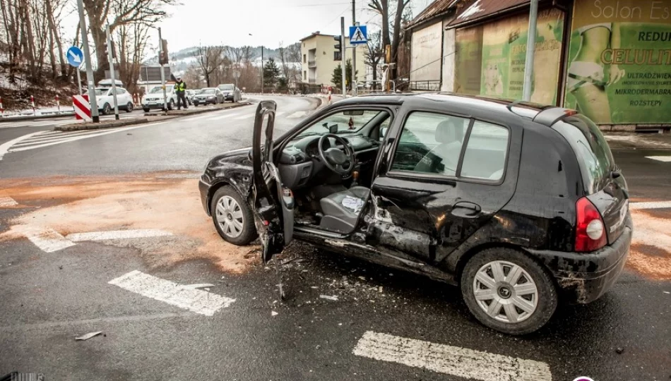 Zderzenie samochodów - kobieta w ciąży trafiła do szpitala (wideo) - zdjęcie 1