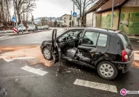 Zderzenie samochodów - kobieta w ciąży trafiła do szpitala (wideo) - zdjęcie główne