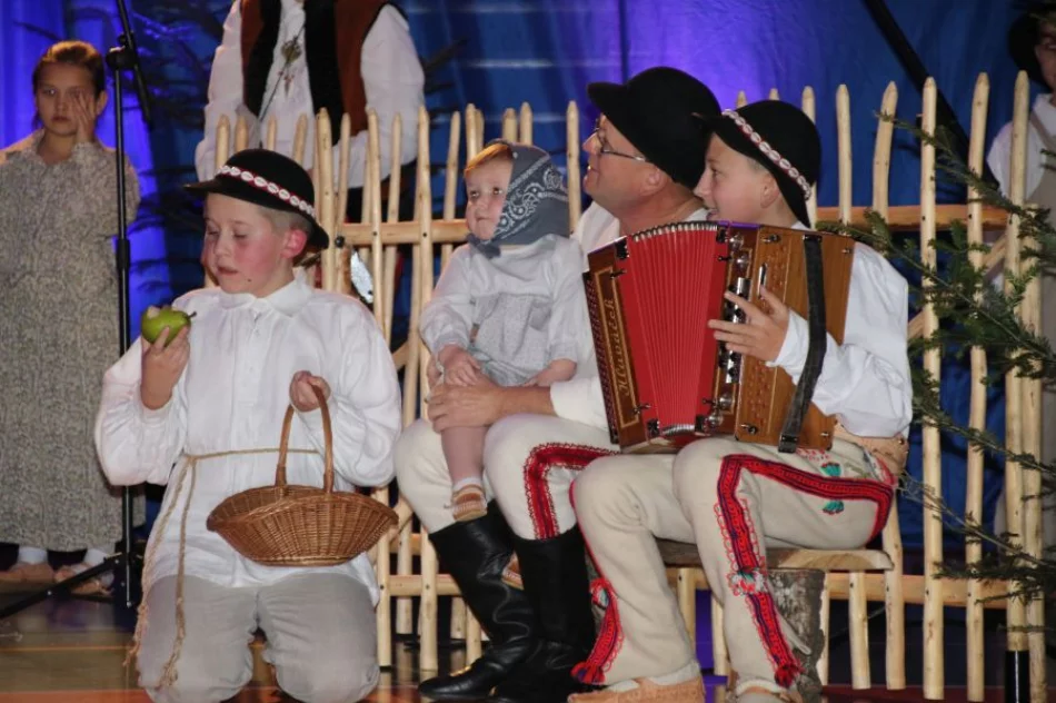 20 lat dziecięcego zespołu kultywującego lokalny folklor - zdjęcie 13