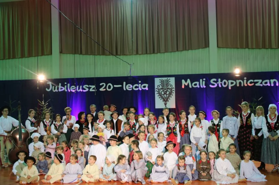 20 lat dziecięcego zespołu kultywującego lokalny folklor - zdjęcie 20