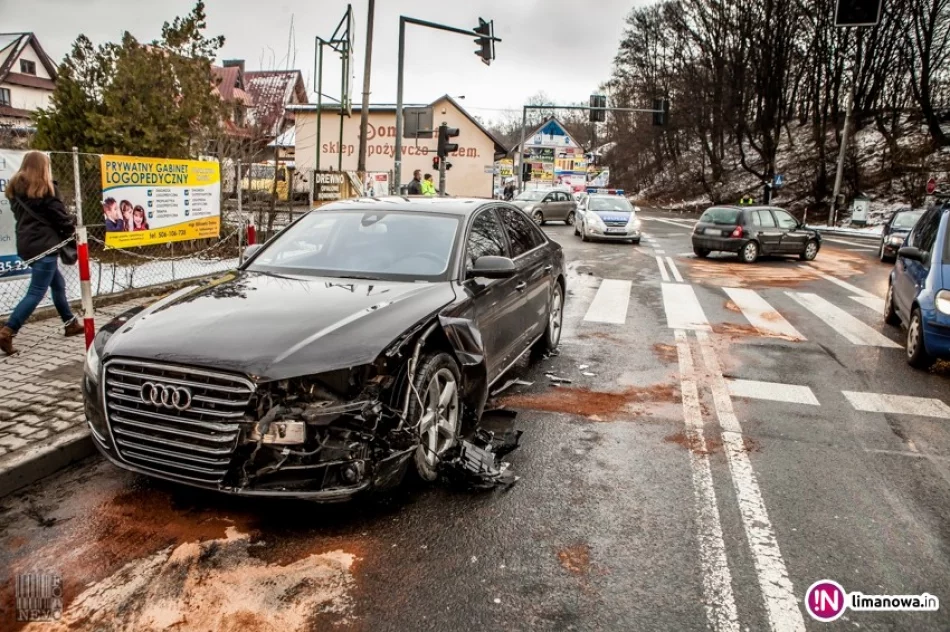 Zderzenie samochodów - kobieta w ciąży trafiła do szpitala (wideo) - zdjęcie 2