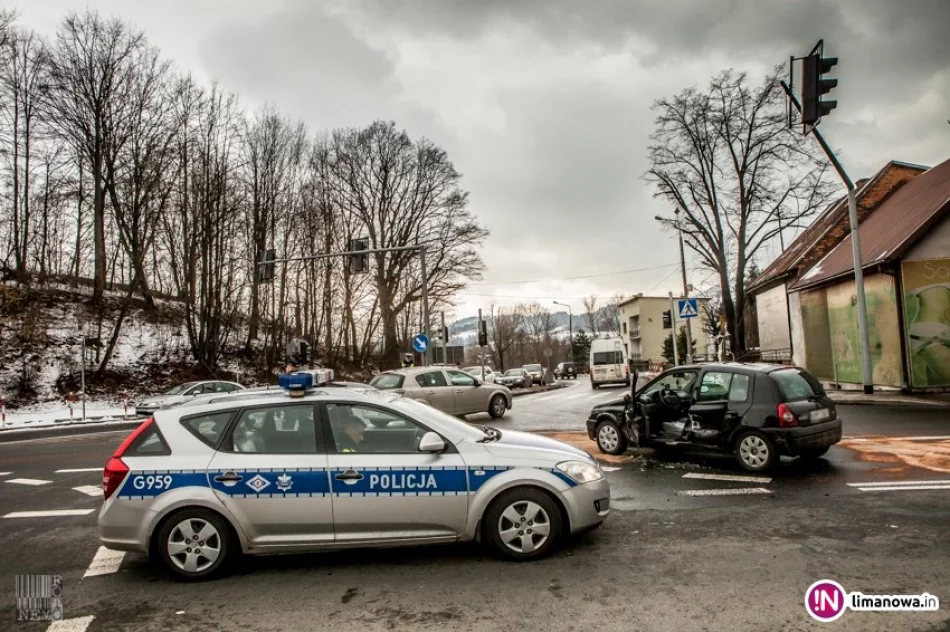 Zderzenie samochodów - kobieta w ciąży trafiła do szpitala (wideo) - zdjęcie 3