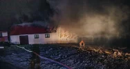 250 tys. zł strat po nocnym pożarze zabudowań gospodarczych. Z ogniem walczyło 60 strażaków - zdjęcie 2