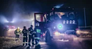 250 tys. zł strat po nocnym pożarze zabudowań gospodarczych. Z ogniem walczyło 60 strażaków - zdjęcie 3