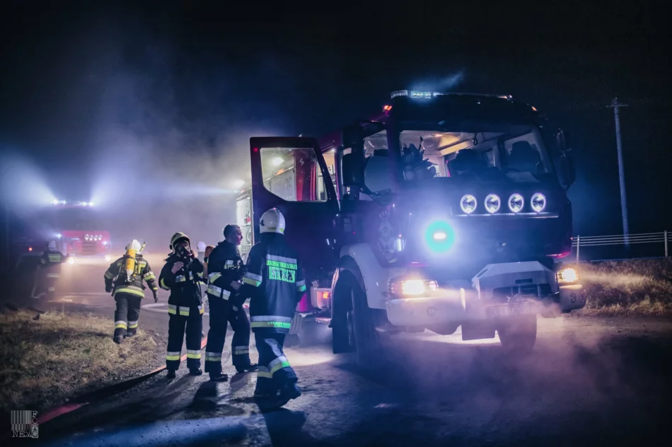 250 tys. zł strat po nocnym pożarze zabudowań gospodarczych. Z ogniem walczyło 60 strażaków - zdjęcie 3