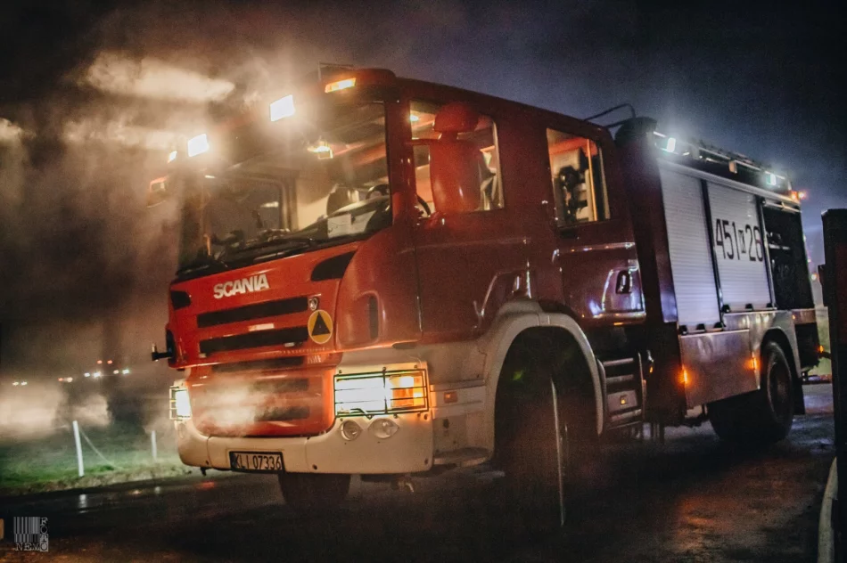 250 tys. zł strat po nocnym pożarze zabudowań gospodarczych. Z ogniem walczyło 60 strażaków - zdjęcie 4