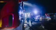 250 tys. zł strat po nocnym pożarze zabudowań gospodarczych. Z ogniem walczyło 60 strażaków - zdjęcie 5