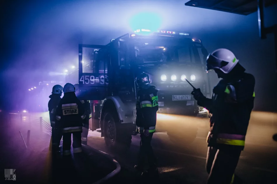 250 tys. zł strat po nocnym pożarze zabudowań gospodarczych. Z ogniem walczyło 60 strażaków - zdjęcie 6