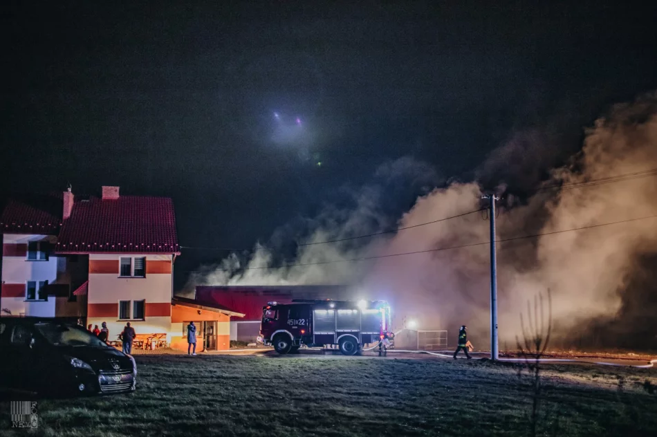 250 tys. zł strat po nocnym pożarze zabudowań gospodarczych. Z ogniem walczyło 60 strażaków - zdjęcie 8