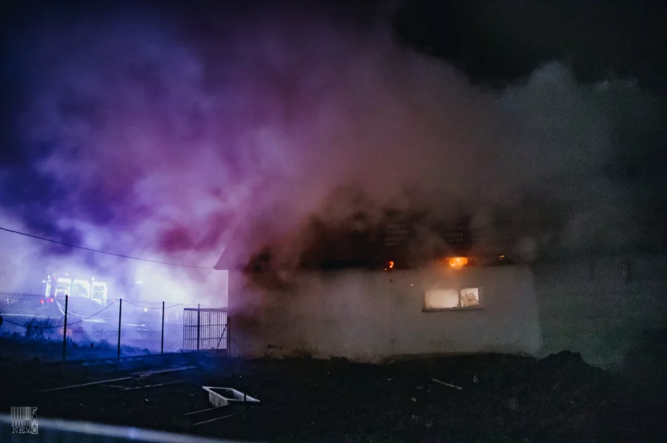 250 tys. zł strat po nocnym pożarze zabudowań gospodarczych. Z ogniem walczyło 60 strażaków - zdjęcie 10