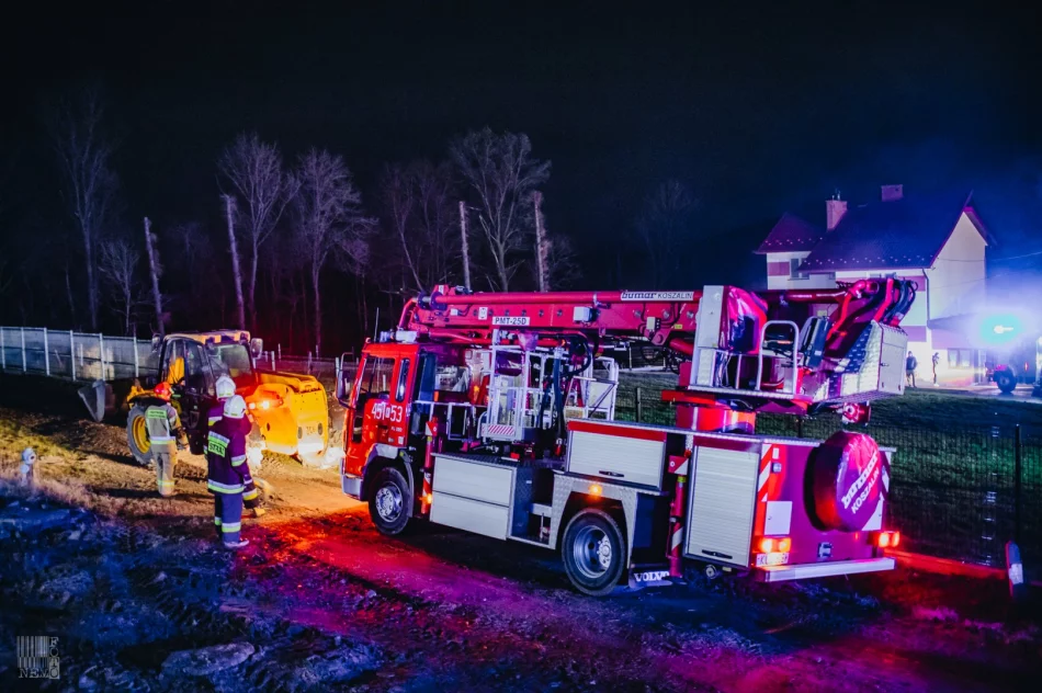250 tys. zł strat po nocnym pożarze zabudowań gospodarczych. Z ogniem walczyło 60 strażaków - zdjęcie 12