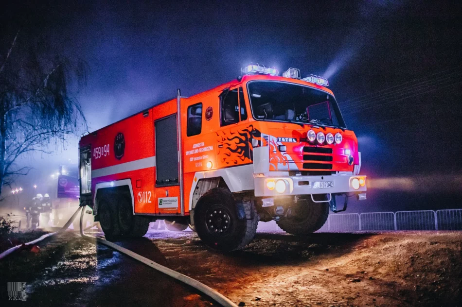 250 tys. zł strat po nocnym pożarze zabudowań gospodarczych. Z ogniem walczyło 60 strażaków - zdjęcie 15