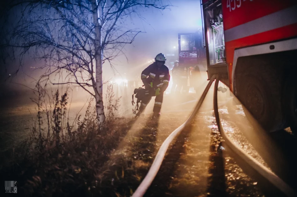 250 tys. zł strat po nocnym pożarze zabudowań gospodarczych. Z ogniem walczyło 60 strażaków - zdjęcie 16