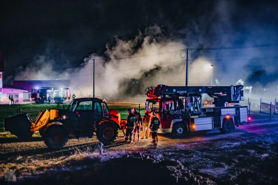250 tys. zł strat po nocnym pożarze zabudowań gospodarczych. Z ogniem walczyło 60 strażaków - zdjęcie 17