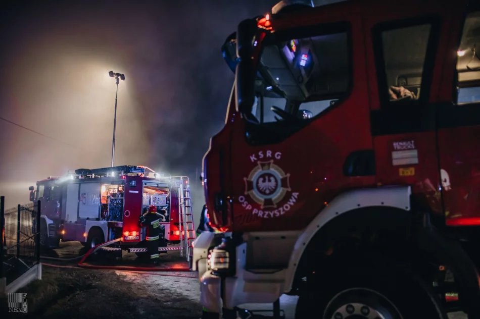 250 tys. zł strat po nocnym pożarze zabudowań gospodarczych. Z ogniem walczyło 60 strażaków - zdjęcie 18