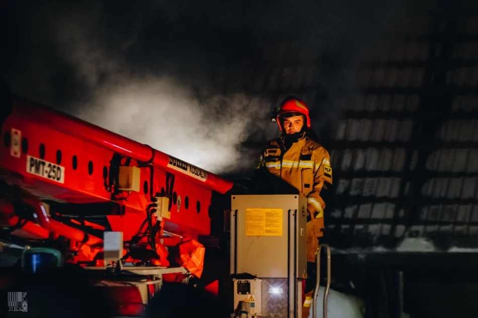 250 tys. zł strat po nocnym pożarze zabudowań gospodarczych. Z ogniem walczyło 60 strażaków - zdjęcie 19