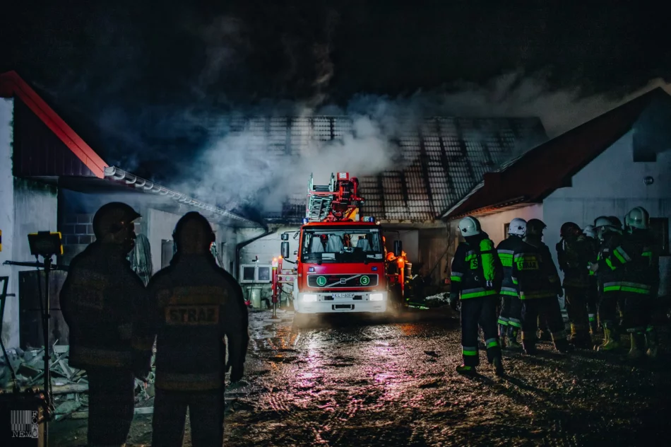 250 tys. zł strat po nocnym pożarze zabudowań gospodarczych. Z ogniem walczyło 60 strażaków - zdjęcie 20