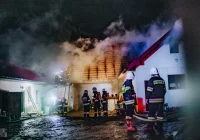 250 tys. zł strat po nocnym pożarze zabudowań gospodarczych. Z ogniem walczyło 60 strażaków - zdjęcie główne