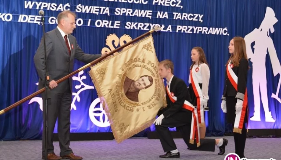 Szkoła ma nowy sztandar - zdjęcie 1