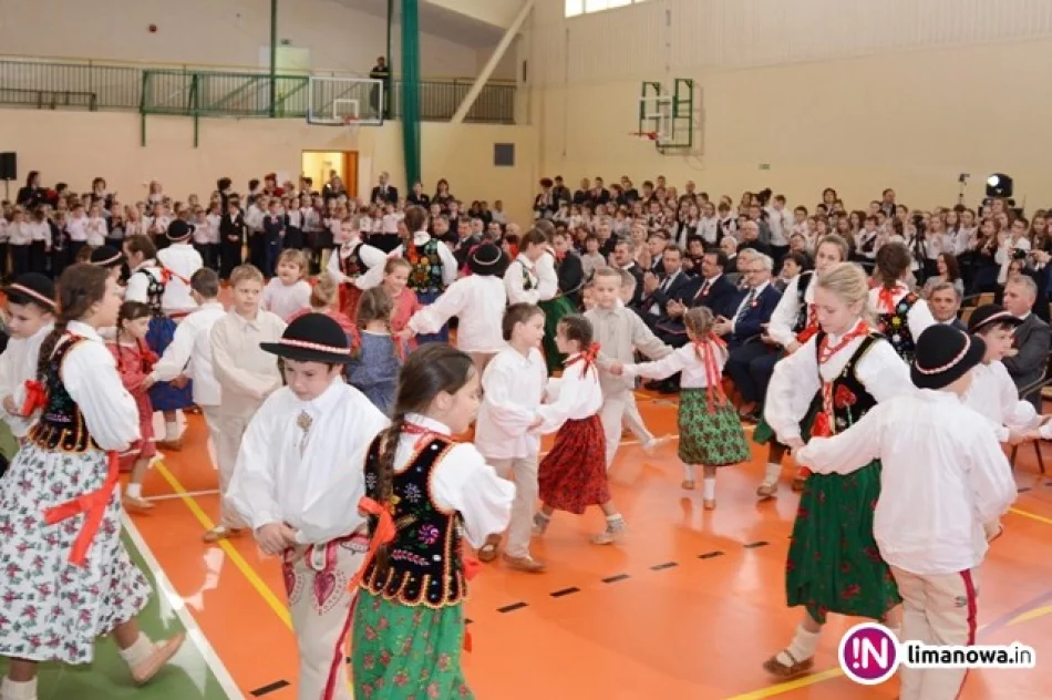 Szkoła ma nowy sztandar - zdjęcie 3